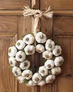 garlic-wreath-on-the-door.webp